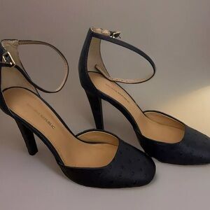 Banana Republic Navy Dotted Leather Heels | US W Size 7 | Great Condition |